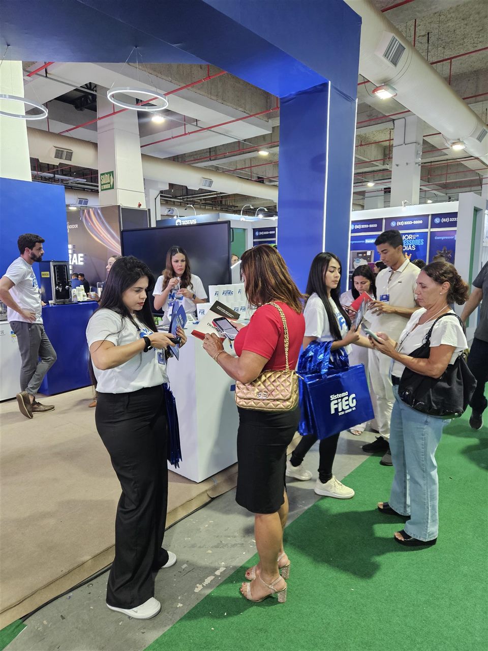 Público no espaço de exposição da FIEG na Expoind